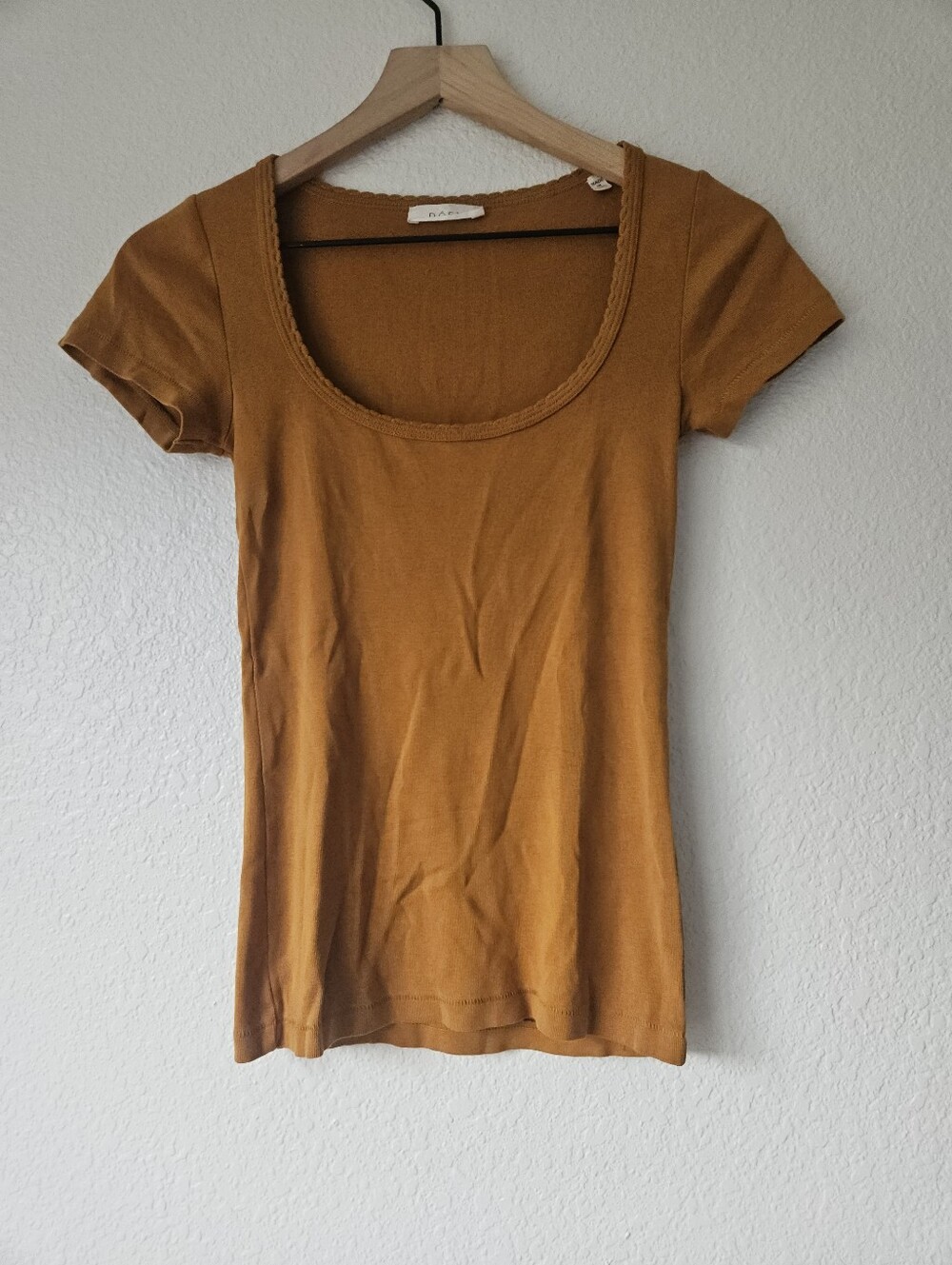 Doen Brigitte tee in brown, scalloped hem 100% cotton minimalist neutral top
